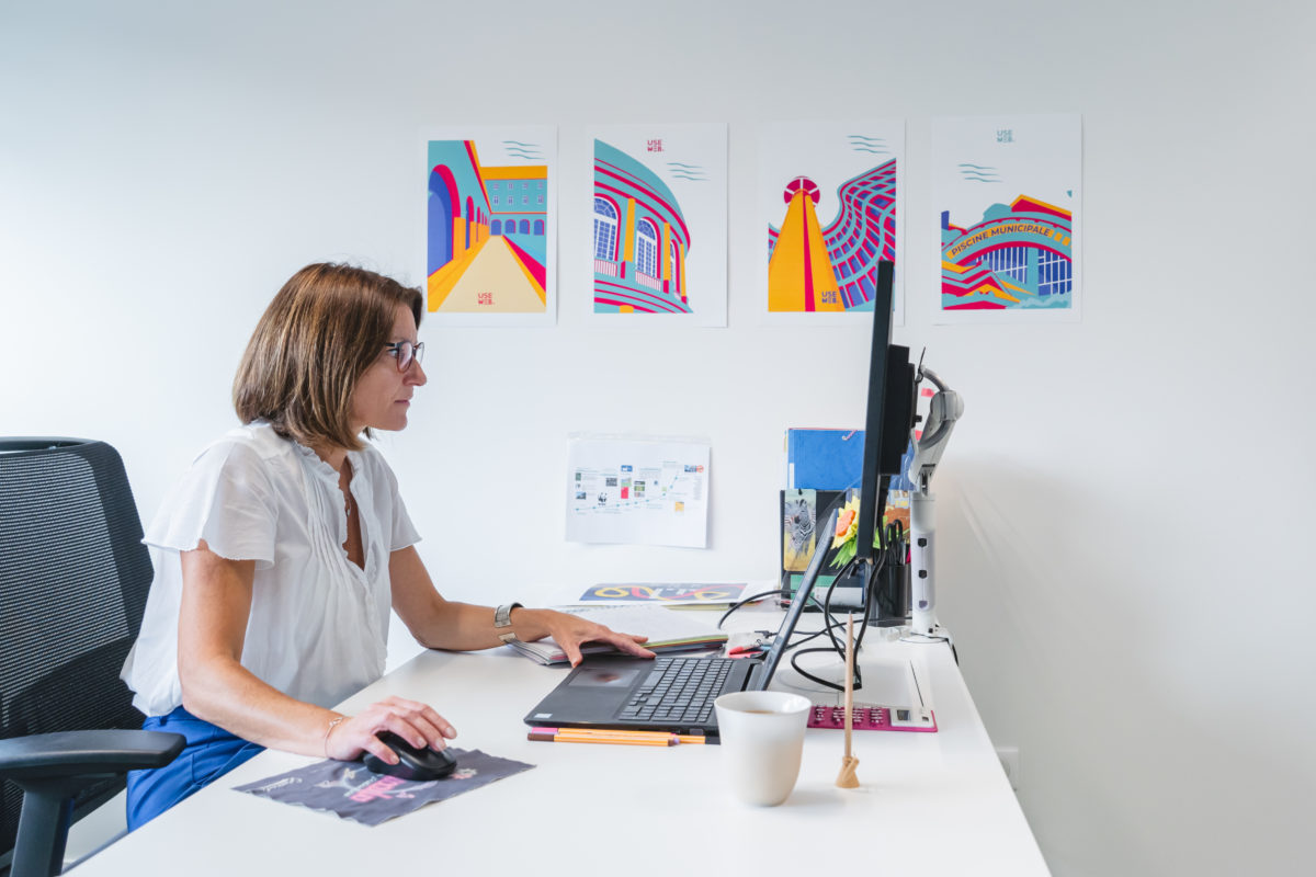 Directrice disposée à son bureau